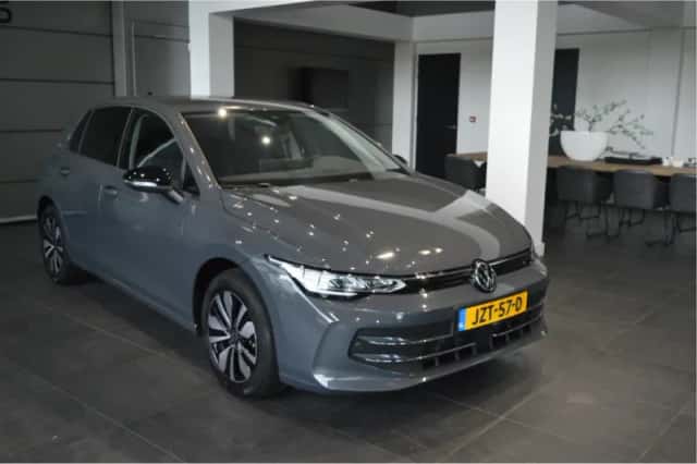 Volkswagen Golf (2024) thumbnail 3