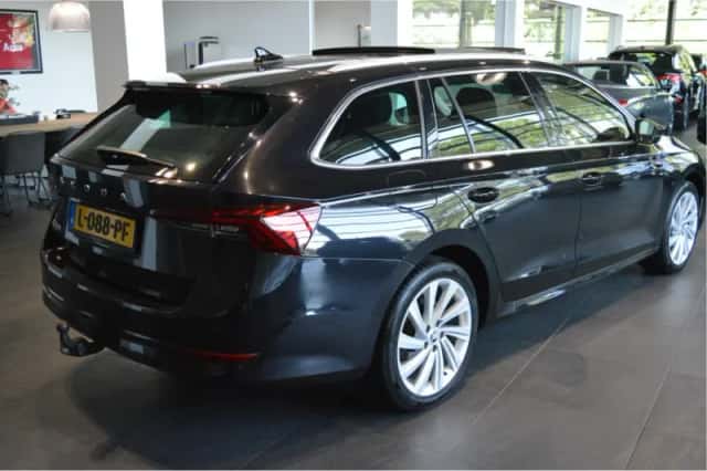 Škoda Octavia (2018) thumbnail 4