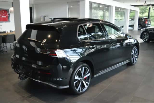 Volkswagen Golf (2024) thumbnail 4