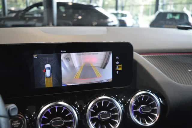Mercedes-Benz GLA (2022) thumbnail 2