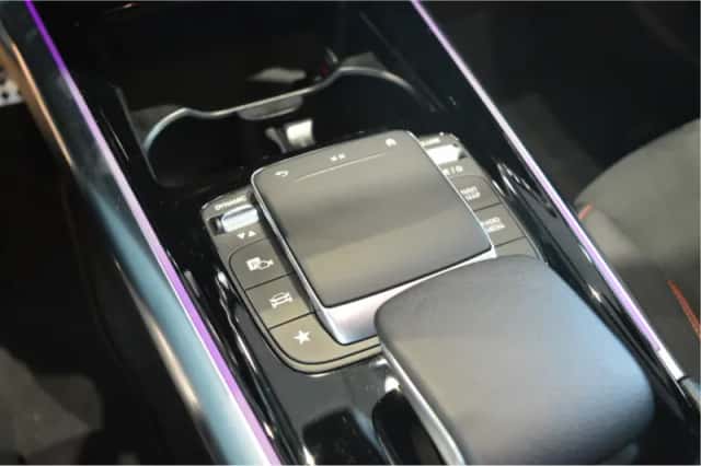 Mercedes-Benz GLA (2022) thumbnail 3