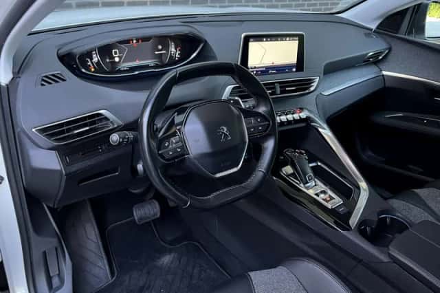 Peugeot 3008 (2018) thumbnail 4