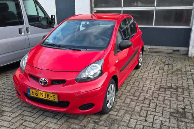 Toyota Aygo (2010) thumbnail 1