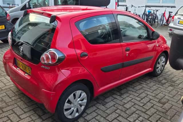 Toyota Aygo (2010) thumbnail 3