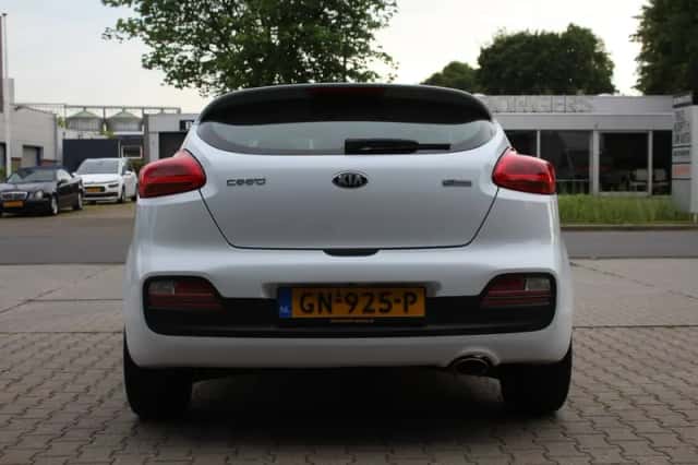 Kia Pro Cee'd (2015) thumbnail 5