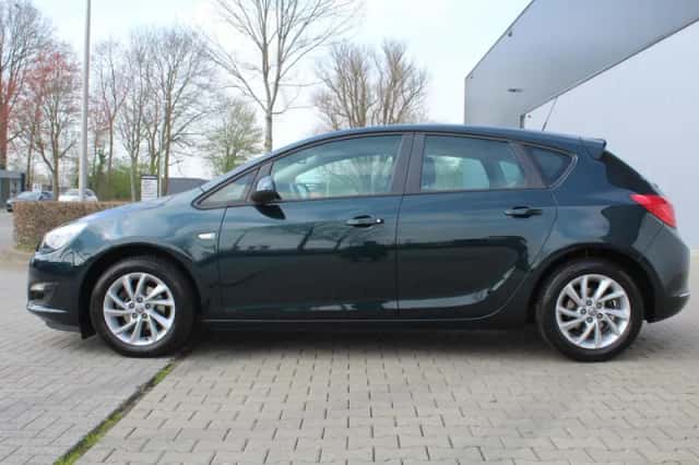 Opel Astra (2014) thumbnail 3