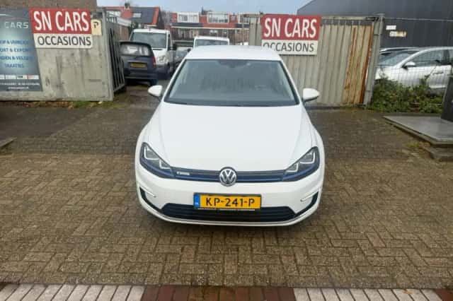 Volkswagen e-Golf (2016) thumbnail 2
