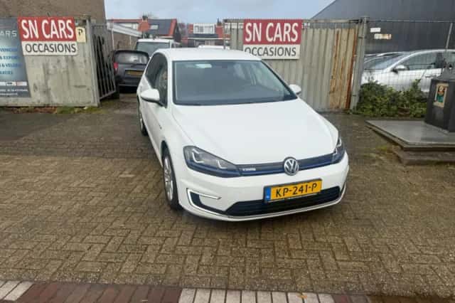 Volkswagen e-Golf (2016) thumbnail 3