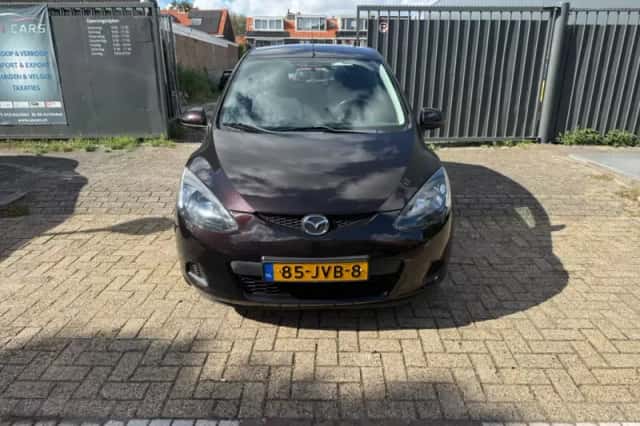 Mazda 2 (2009) thumbnail 2