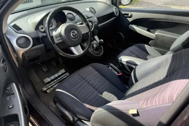 Mazda 2 (2009) thumbnail 5