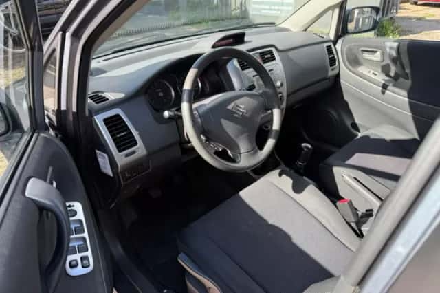 Suzuki Liana (2007) thumbnail 5