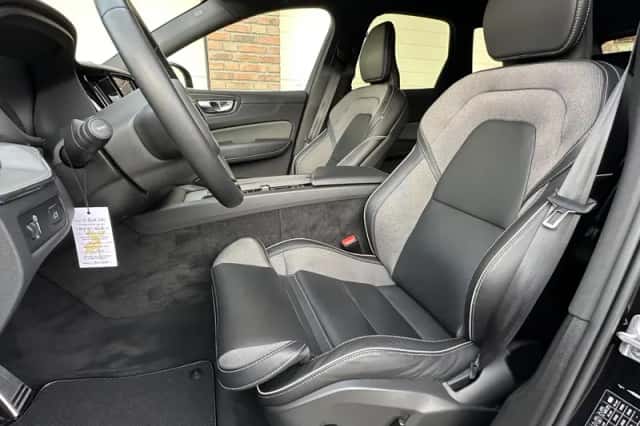 Volvo XC60 (2022) thumbnail 4