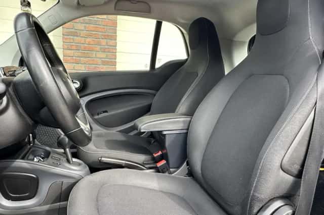 Smart ForTwo (2018) thumbnail 6