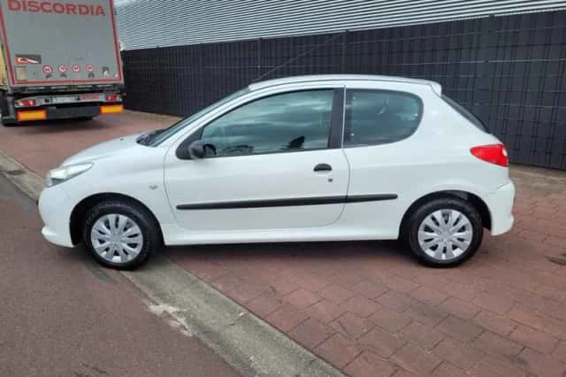 Peugeot 206+ (2011) thumbnail 2
