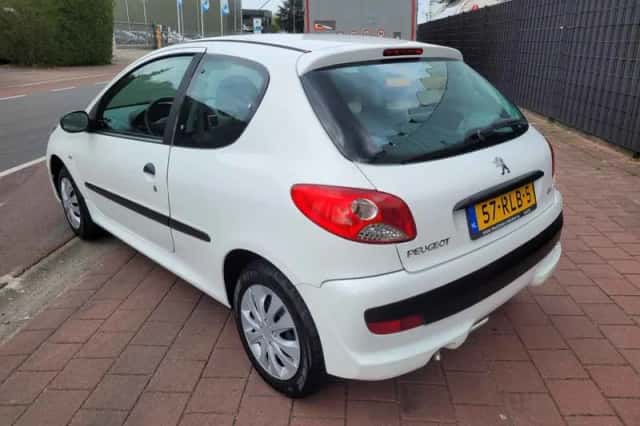 Peugeot 206+ (2011) thumbnail 3