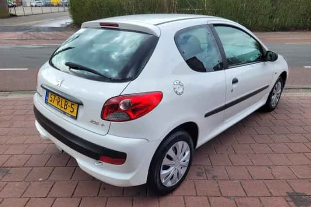 Peugeot 206+ (2011) thumbnail 5