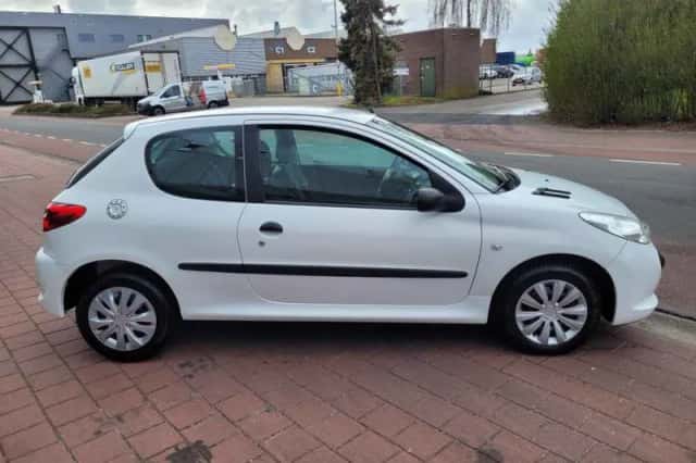 Peugeot 206+ (2011) thumbnail 6