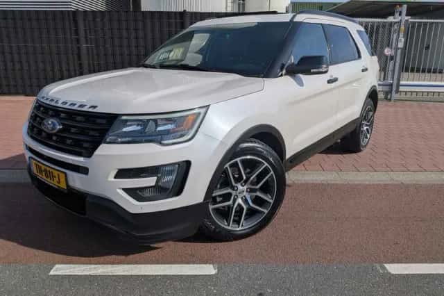 Ford Explorer (2015) thumbnail 1