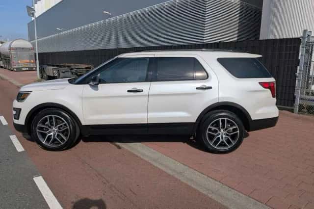 Ford Explorer (2015) thumbnail 2