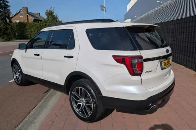 Ford Explorer (2015) thumbnail 3