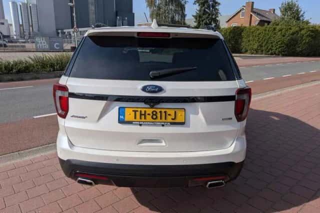 Ford Explorer (2015) thumbnail 4