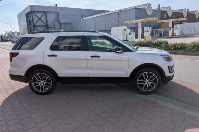 Ford Explorer (2015) thumbnail 6