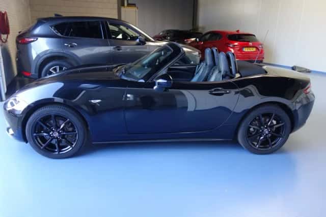 Mazda MX-5 (2016) thumbnail 2
