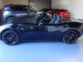 Mazda MX-5 (2016) thumbnail 2