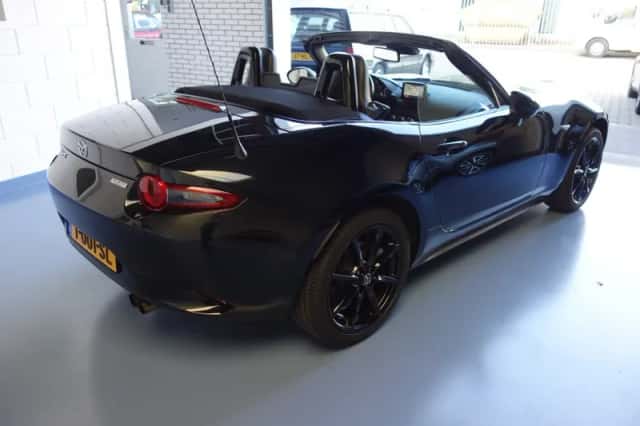 Mazda MX-5 (2016) thumbnail 3
