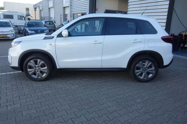 Suzuki Vitara (2023) thumbnail 4