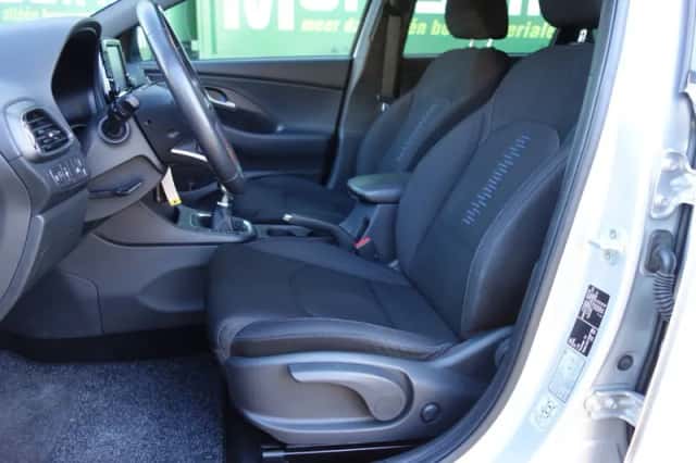 Hyundai i30 (2018) thumbnail 2