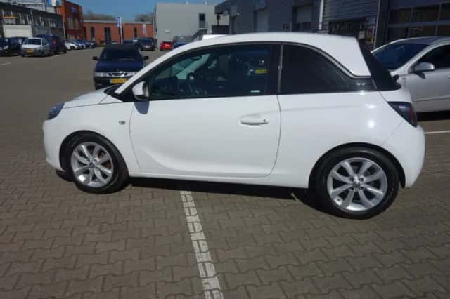 Opel Adam (2017) thumbnail 4
