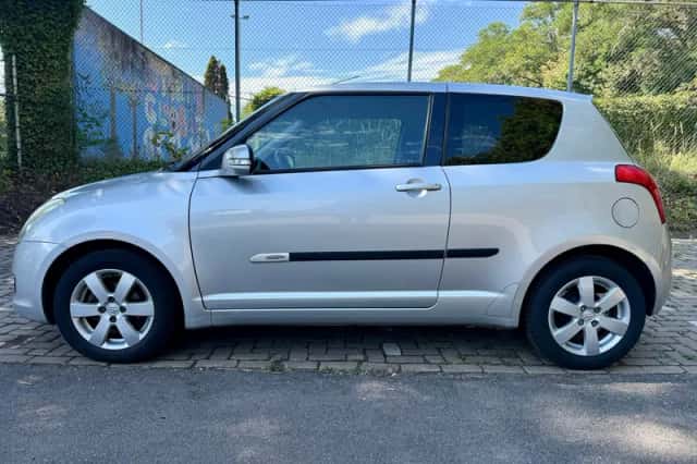 Suzuki Swift (2010) thumbnail 2