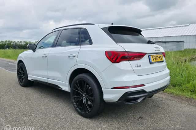Audi Q3 (2021) thumbnail 2