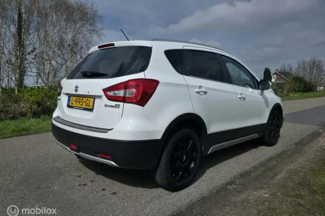 Suzuki S-Cross (2019) thumbnail 4