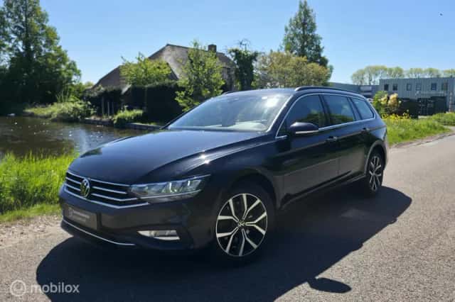 Volkswagen Passat (2023) thumbnail 1