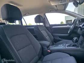 Volkswagen Passat (2023) thumbnail 9