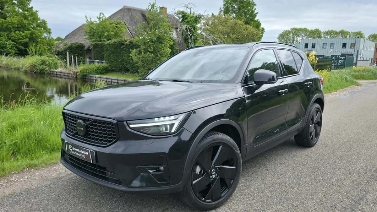 Volvo XC40 (2025) — foto 1
