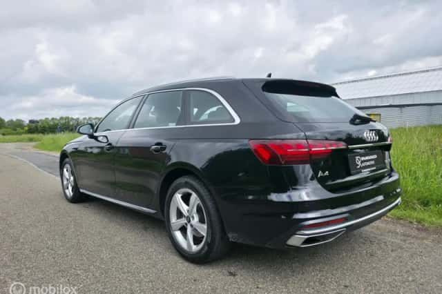 Audi A4 (2021) thumbnail 2
