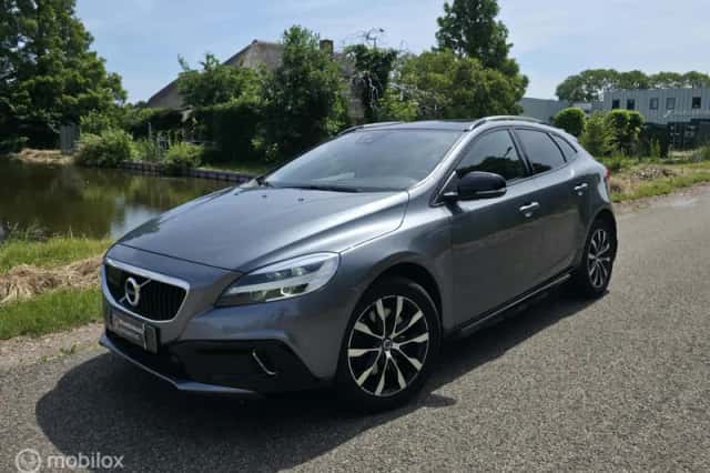 Volvo V40 (2019) thumbnail 1