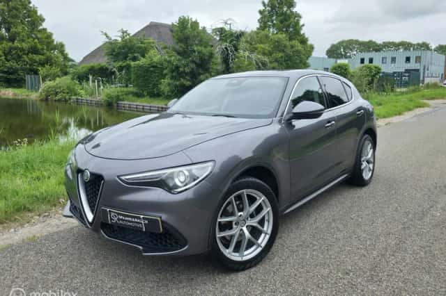 Alfa Romeo Stelvio (2017) thumbnail 1