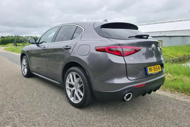 Alfa Romeo Stelvio (2017) thumbnail 2
