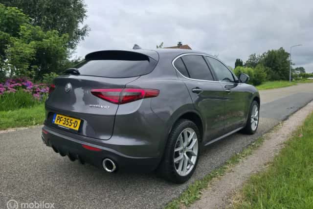 Alfa Romeo Stelvio (2017) thumbnail 4