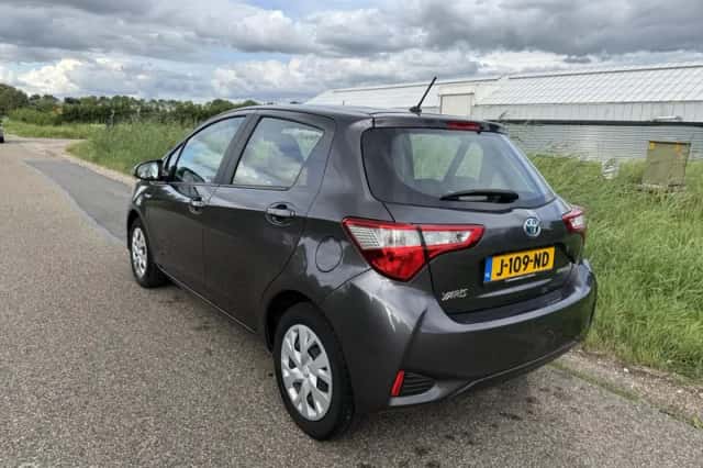 Toyota Yaris (2020) thumbnail 2
