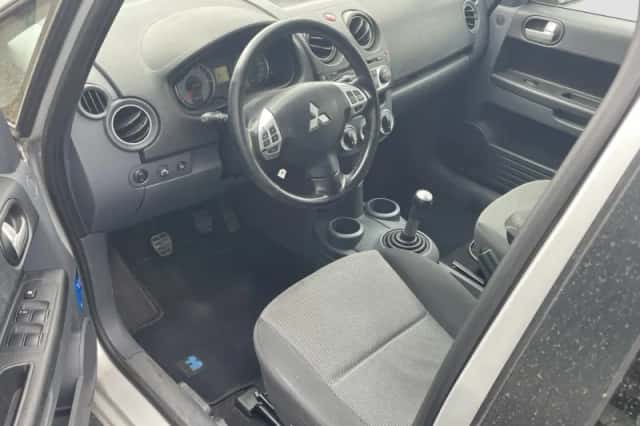 Mitsubishi Colt (2009) thumbnail 5