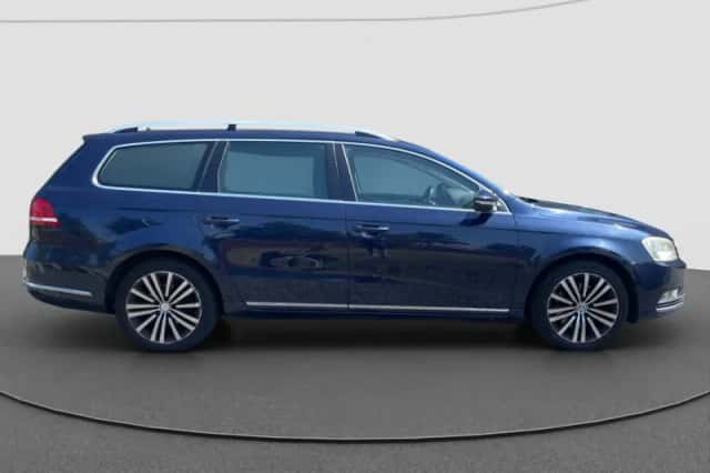 Volkswagen Passat (2010) thumbnail 3