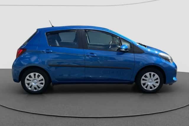 Toyota Yaris (2014) thumbnail 2