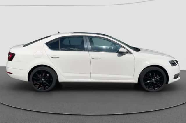 Škoda Octavia (2017) thumbnail 2