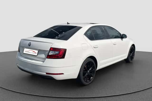 Škoda Octavia (2017) thumbnail 3