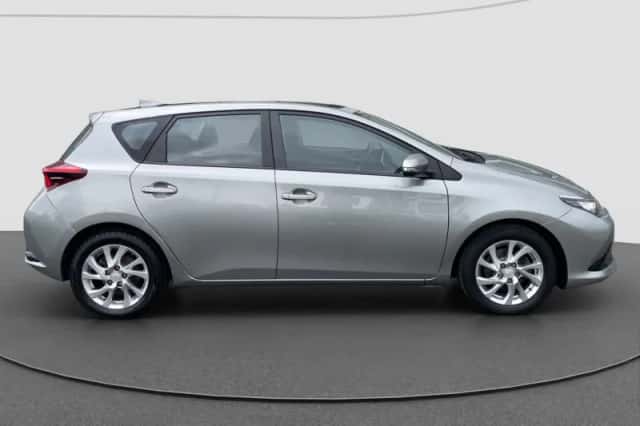 Toyota Auris (2015) thumbnail 2